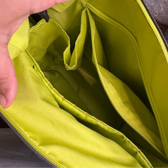 Like new Apera Lightweight Fitness Antimicrobial Studio Tote Bag (21L) Graphite - Picture 5 of 6